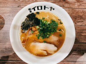 Read more about the article 【札幌/ラーメン】「イロトヤ」のすっきりおいしい魚介白湯ラーメン！