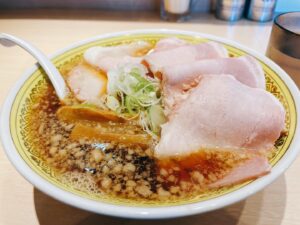 【札幌/ラーメン】食欲をそそられる「RAMEN RS改」の平打ち手もみ麺ｘたっぷり背脂の中華そば