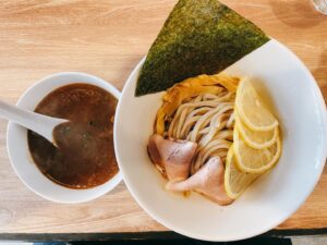 Read more about the article 【札幌/つけ麺】新常識の誕生！「俺のラーメンこうた」の魚介豚骨レモンつけ麺