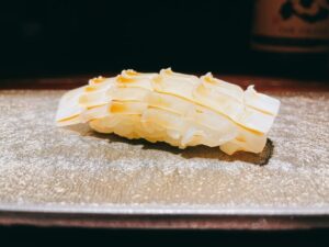 Read more about the article 【札幌/寿司】知る人ぞ知る超一流店「鮨ノ蔵」で食べたい、名物イカの握り