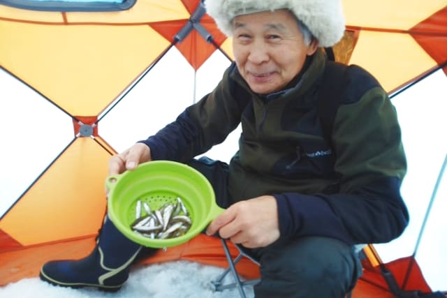 冬の風物詩、札幌発のワカサギ釣りツアー