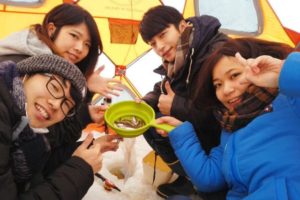 冬の風物詩、札幌発のワカサギ釣りツアー