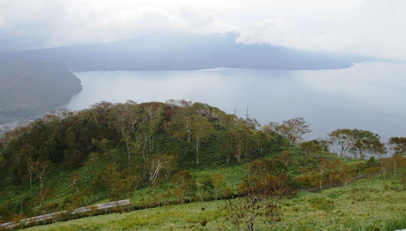 紋別岳頂上から見る支笏湖