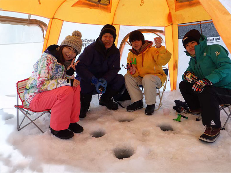 北海道の冬の風物詩！茨戸川で体験する氷上わかさぎ釣り